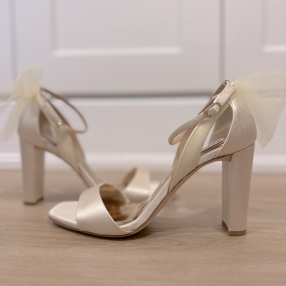 Badgley Mischka Kim Mesh Bow Block Heel in Ivory / 8.5 - Picture 2 of 4